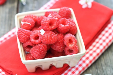 盘子里的新鲜树莓