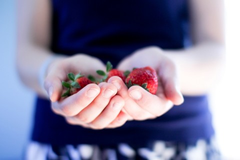手捧新鲜草莓