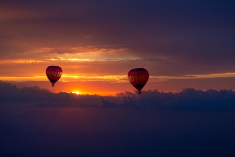 夕阳下遨游的热气球
