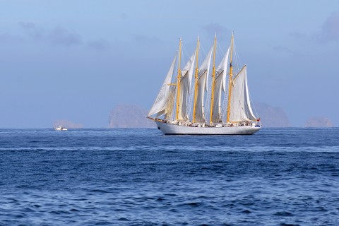 大海中航行的帆船
