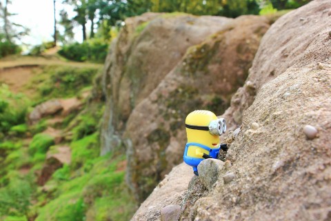 小黄人在攀岩