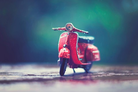 雨中的玩具摩托车