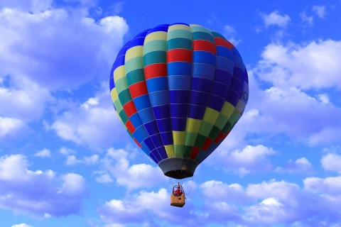 天空里的彩色热气球