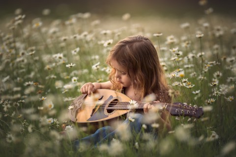 热爱音乐的小女孩