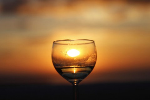 酒杯中的夕阳