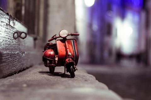 夜色中的玩具摩托车