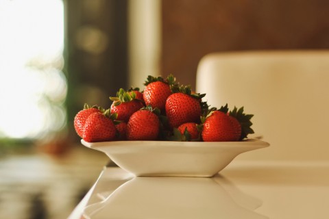 盘中的红草莓