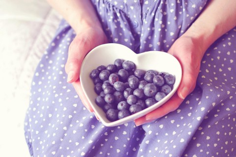 爱心盘中的蓝莓