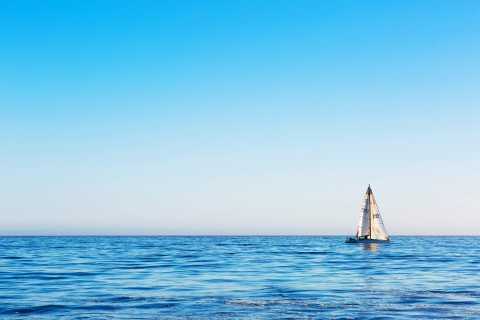 蓝色大海上的小帆船