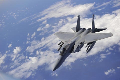 飞行中的F-15鹰式战斗机