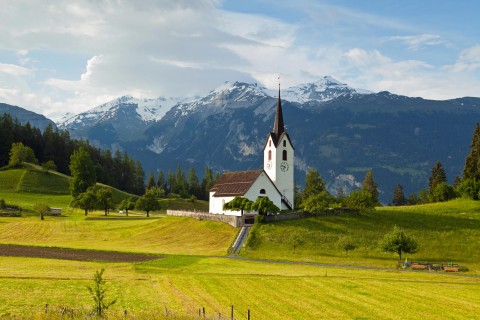 阿尔卑斯山脉下的教堂
