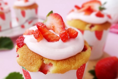 美味草莓纸杯蛋糕