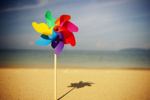 沙滩上的彩色风车