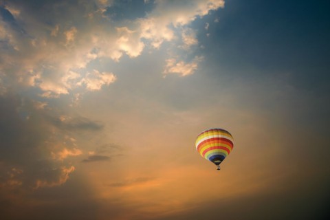 高空中的漂亮热气球
