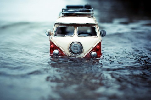 水中的玩具车