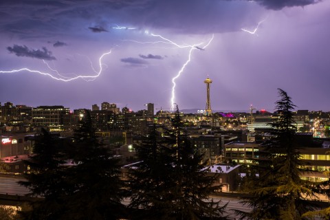 西雅图上空的闪电