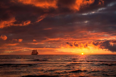 夕阳中归航的帆船
