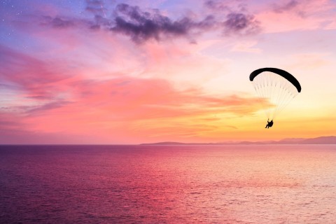 大海上的滑翔伞