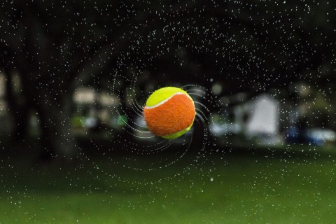 飞起的网球