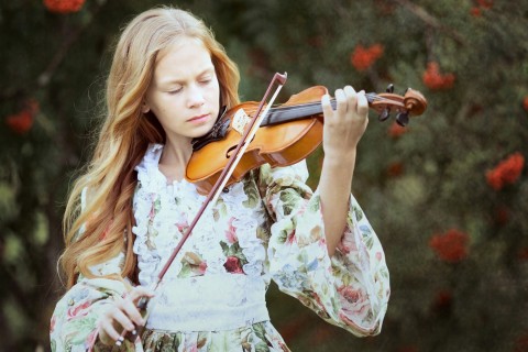 拉小提琴的长发女孩