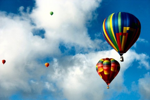 天空中的彩色热气球