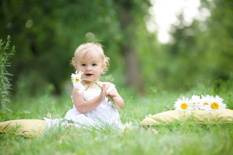 草地上的可爱小女孩