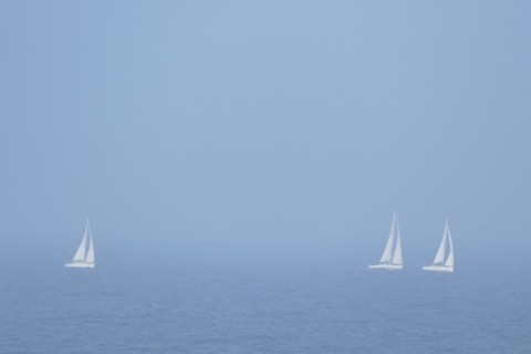 海雾中的帆船