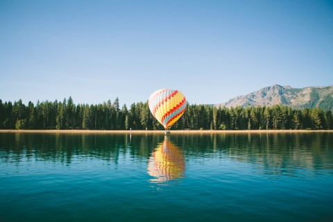 湖面上的热气球