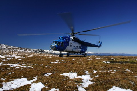 降落的Mi-8运输直升机
