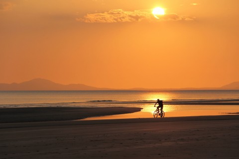 在海边骑单车