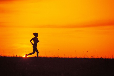 夕阳下奔跑的女孩