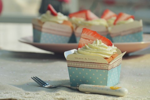 草莓纸杯小蛋糕