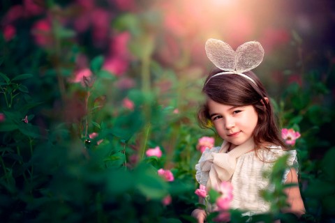 花丛中的可爱小女孩