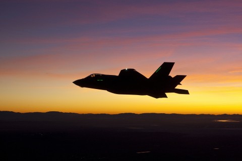 夜间飞行的F-35战斗机