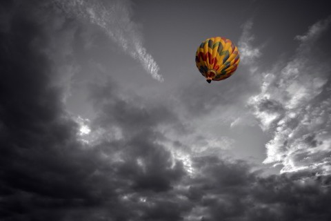 乌云下的热气球