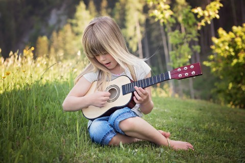 喜欢吉他的小女孩