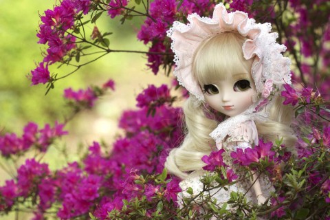 花丛中的可爱娃娃