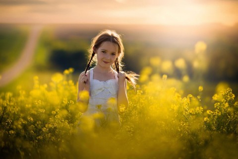 油菜花丛中的小女孩