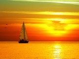 夕阳下的小帆船
