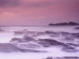 紫色迷雾中的大海