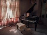 破旧的钢琴