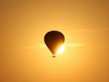 夕阳中的唯美热气球