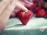 手里的爱心草莓