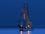 夜里航行的帆船