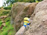 小黄人在攀岩