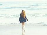 海滩背影女孩