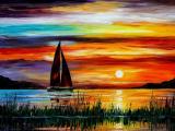 夕阳下湖泊中的帆船