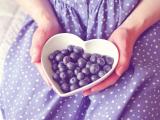 爱心盘中的蓝莓