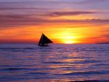夕阳下前行的小帆船