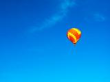 高空中的彩色热气球